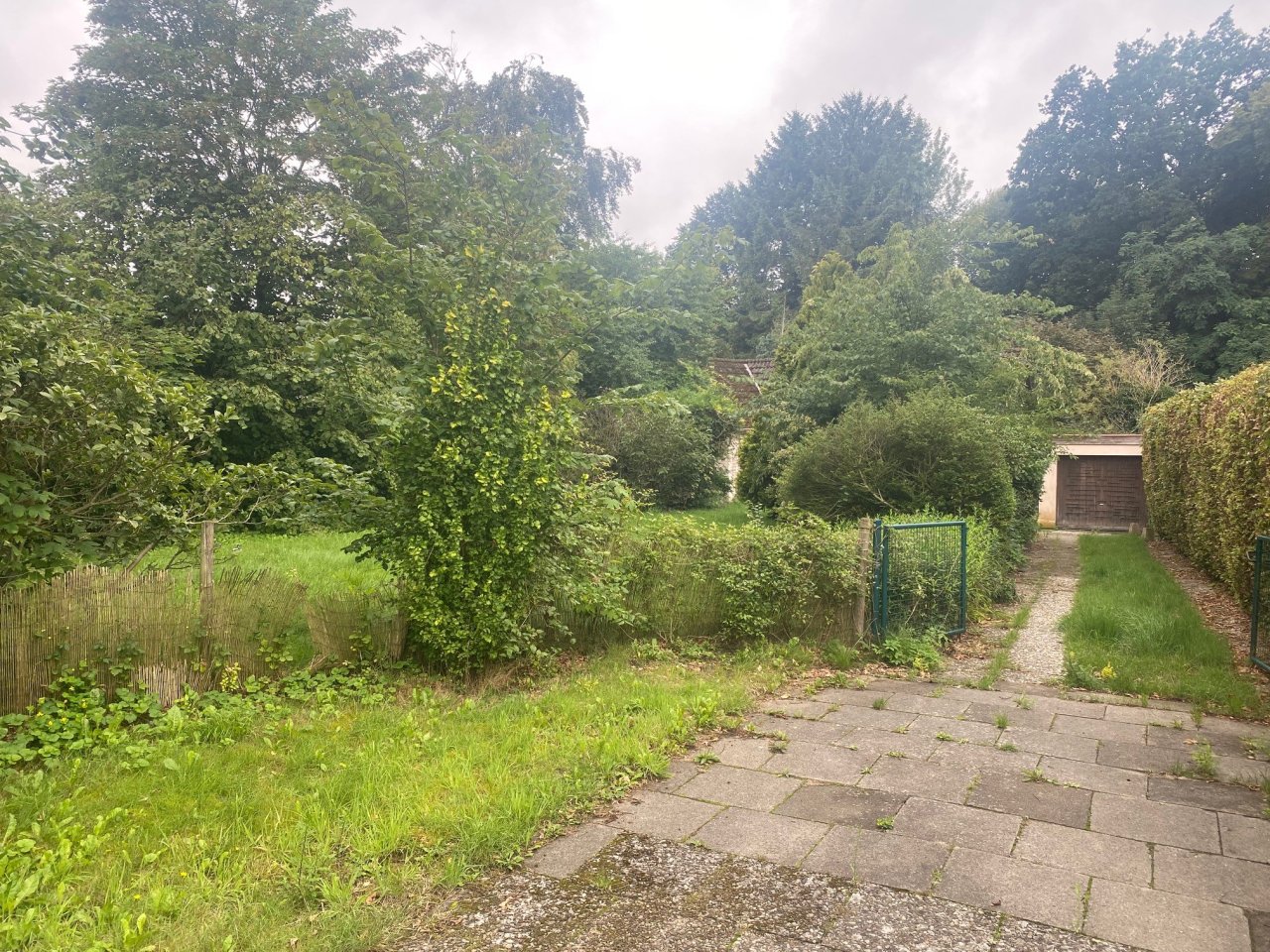 Großes 1356 m² Baugrundstück mit sanierungsfähigem Altbestand in Quickborn Heide. Neubau eines weiteren Hauses möglich !