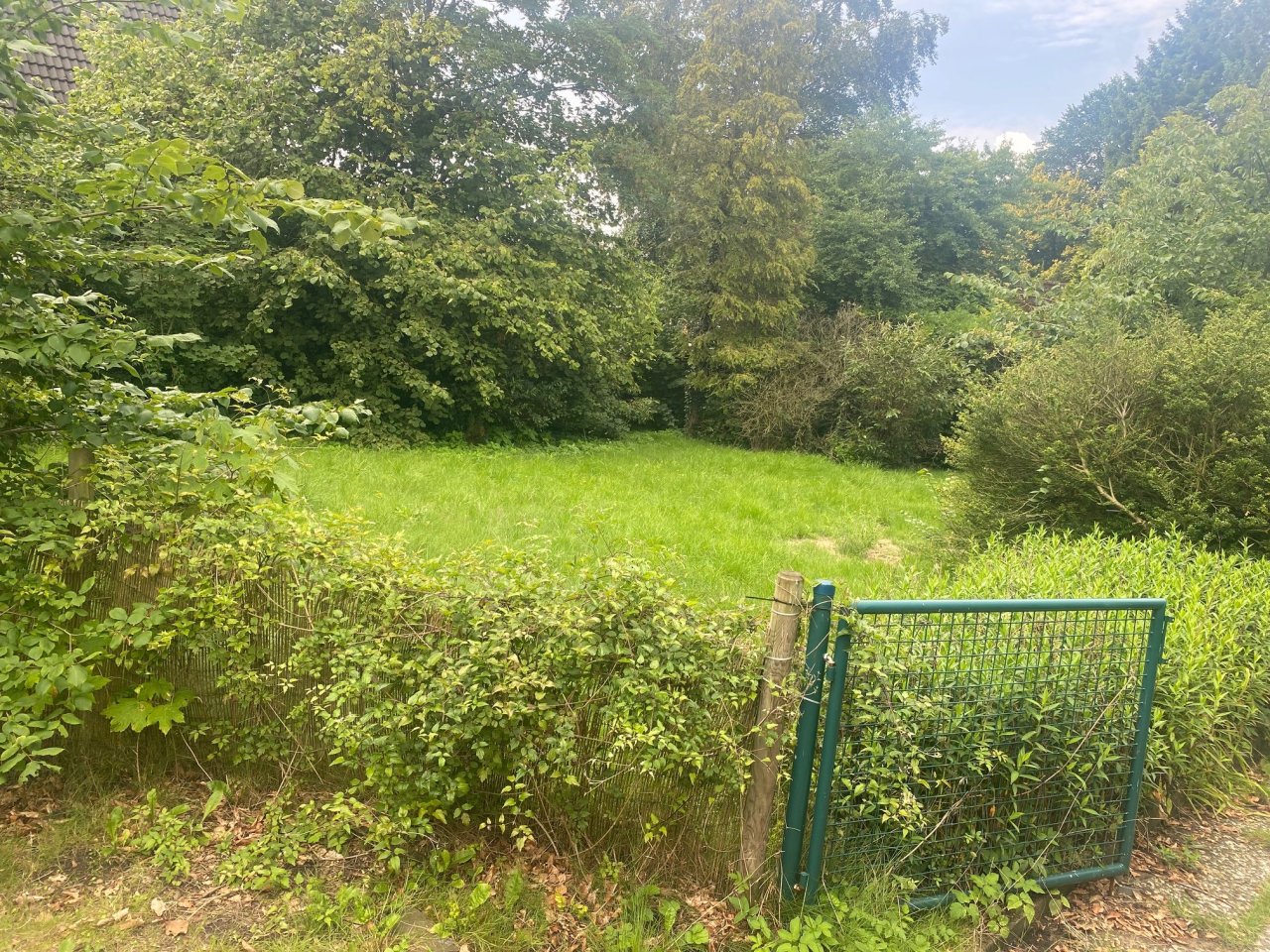 Großes 1356 m² Baugrundstück mit sanierungsfähigem Altbestand in Quickborn Heide. Neubau eines weiteren Hauses möglich !