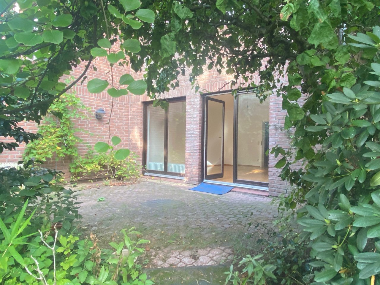 Massiv erbaute Doppelhaushälfte mit herrlichem Grundstück in bester Lage von Hamburg Sasel.