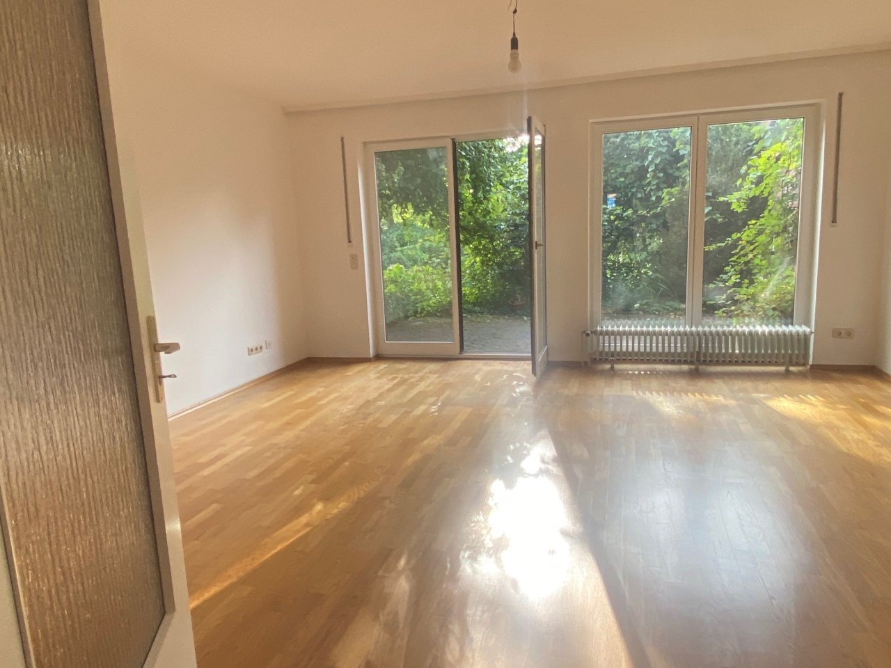 Massiv erbaute Doppelhaushälfte mit herrlichem Grundstück in bester Lage von Hamburg Sasel.