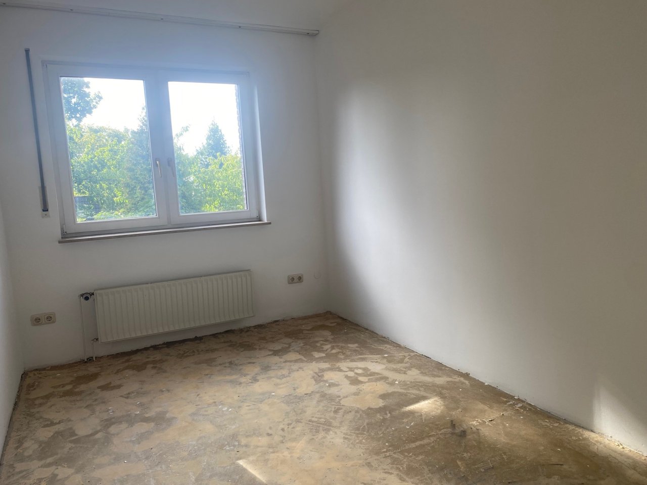 Massiv erbaute Doppelhaushälfte mit herrlichem Grundstück in bester Lage von Hamburg Sasel.