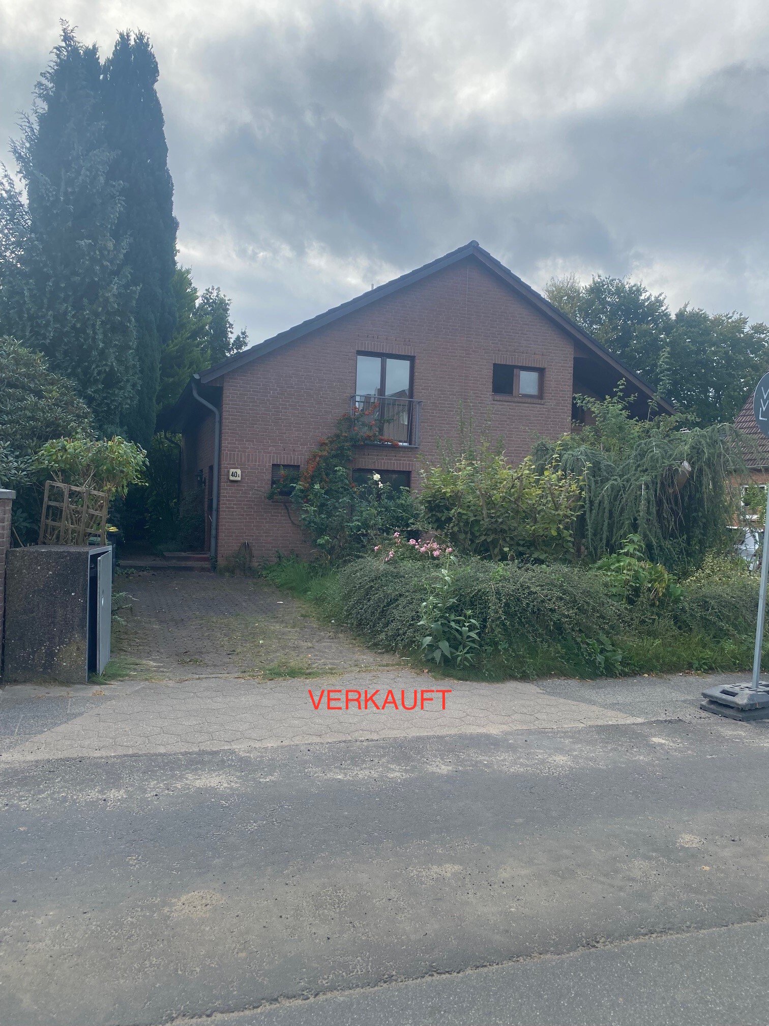 Massiv erbaute Doppelhaushälfte mit herrlichem Grundstück in bester Lage von Hamburg Sasel.