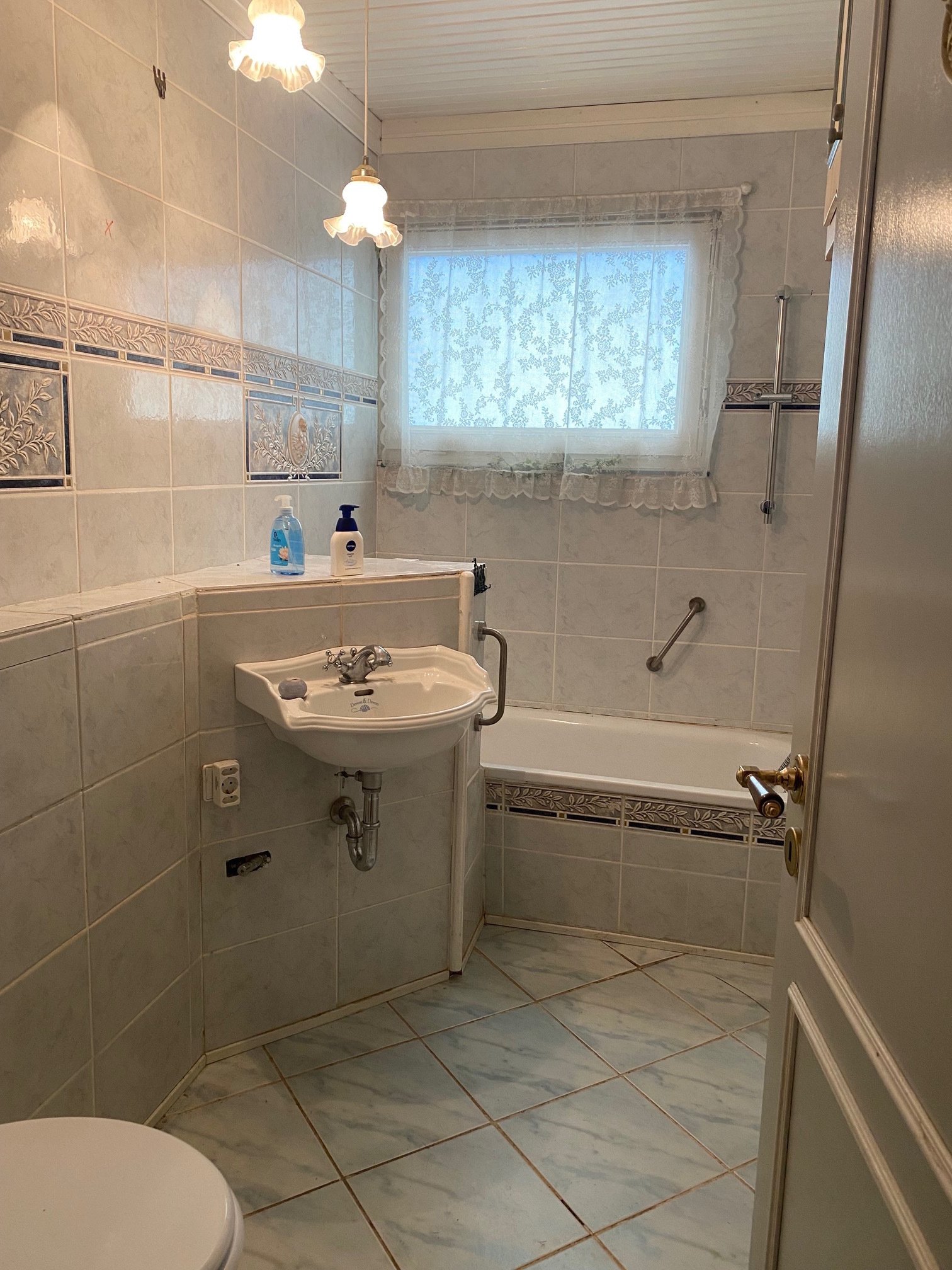 Kaufpreis reduziert / Großes Einfamilienhaus mit Vollkeller, Garage und privatem Grundstück in bester Lage von Seevetal-Hittfeld.