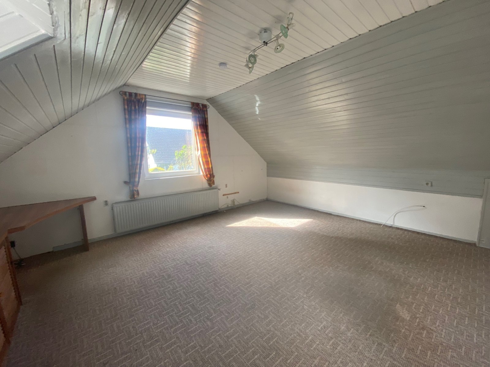 Kaufpreis reduziert / Großes Einfamilienhaus mit Vollkeller, Garage und privatem Grundstück in bester Lage von Seevetal-Hittfeld.