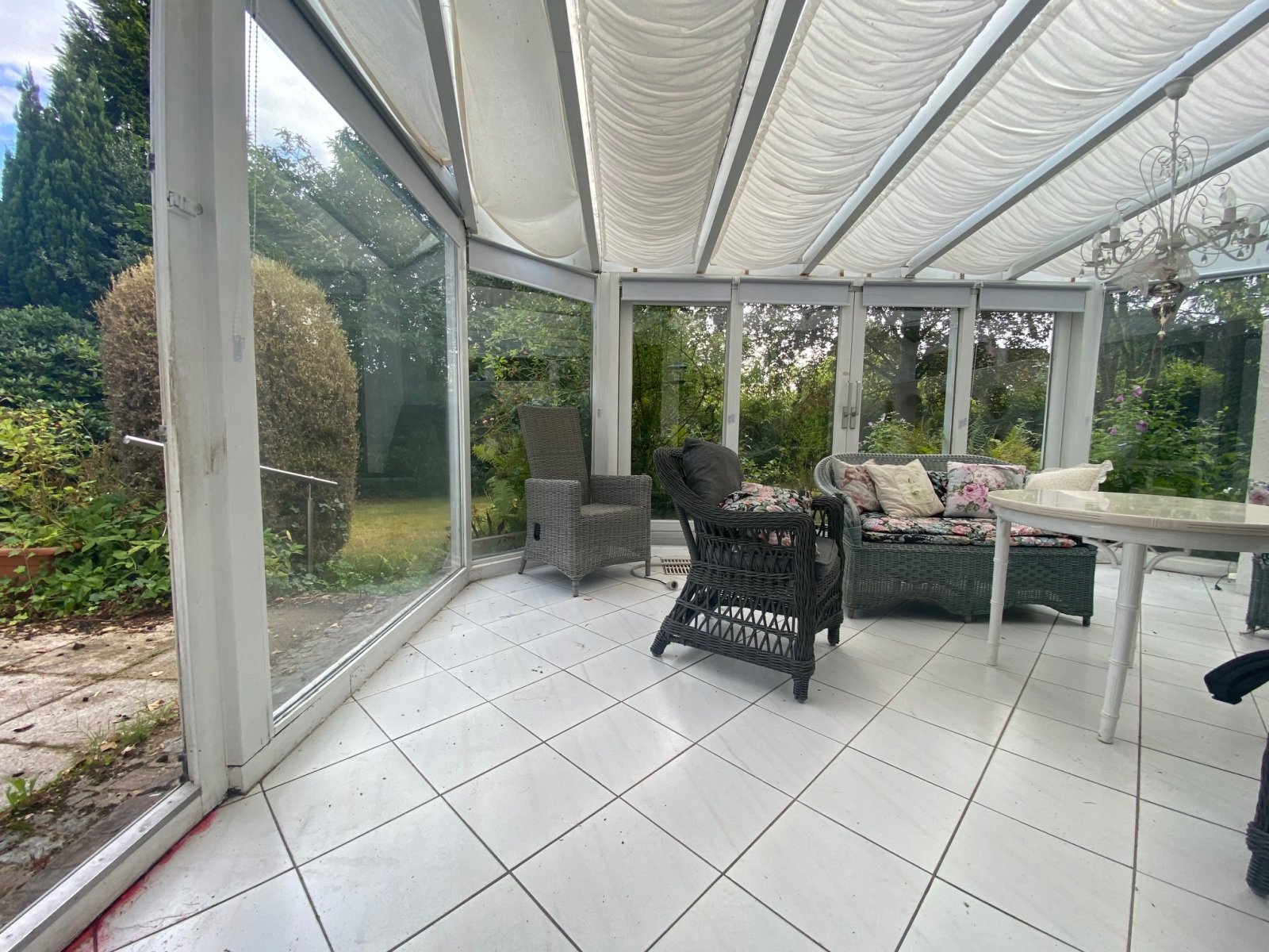 Kaufpreis reduziert / Großes Einfamilienhaus mit Vollkeller, Garage und privatem Grundstück in bester Lage von Seevetal-Hittfeld.