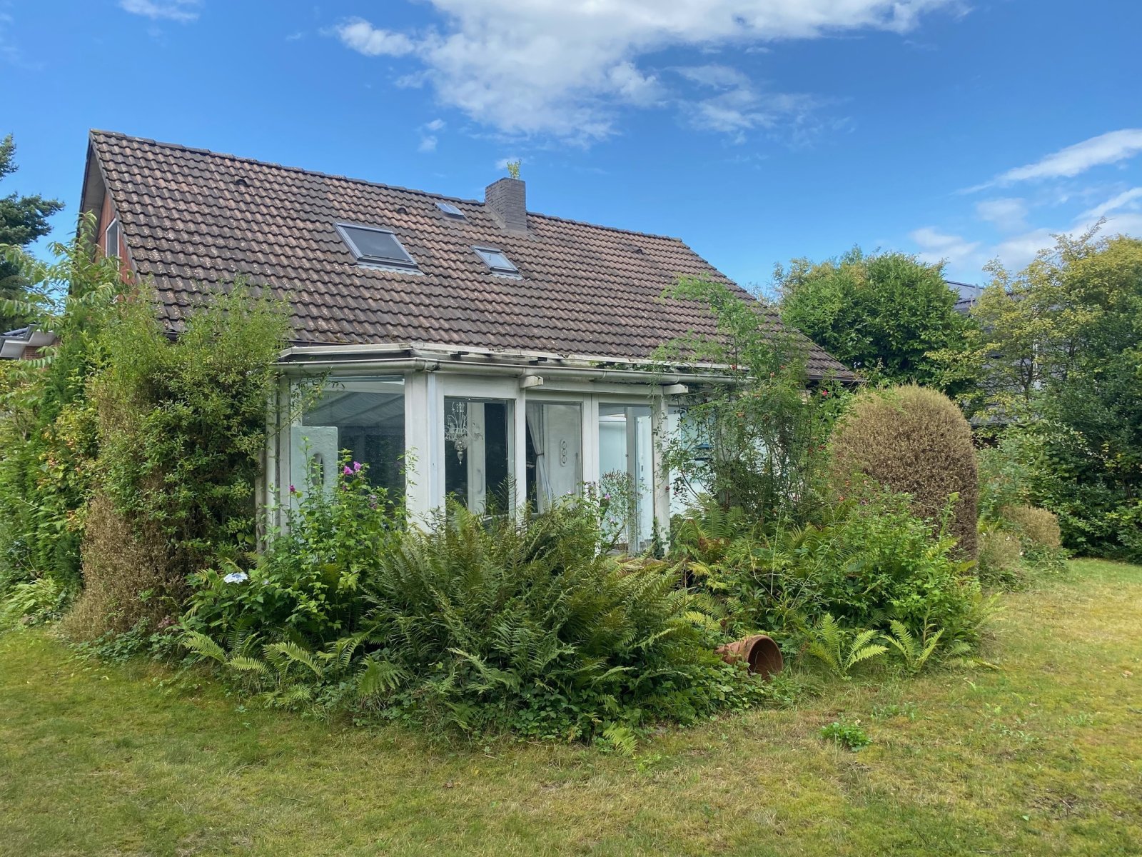 Kaufpreis reduziert / Großes Einfamilienhaus mit Vollkeller, Garage und privatem Grundstück in bester Lage von Seevetal-Hittfeld.