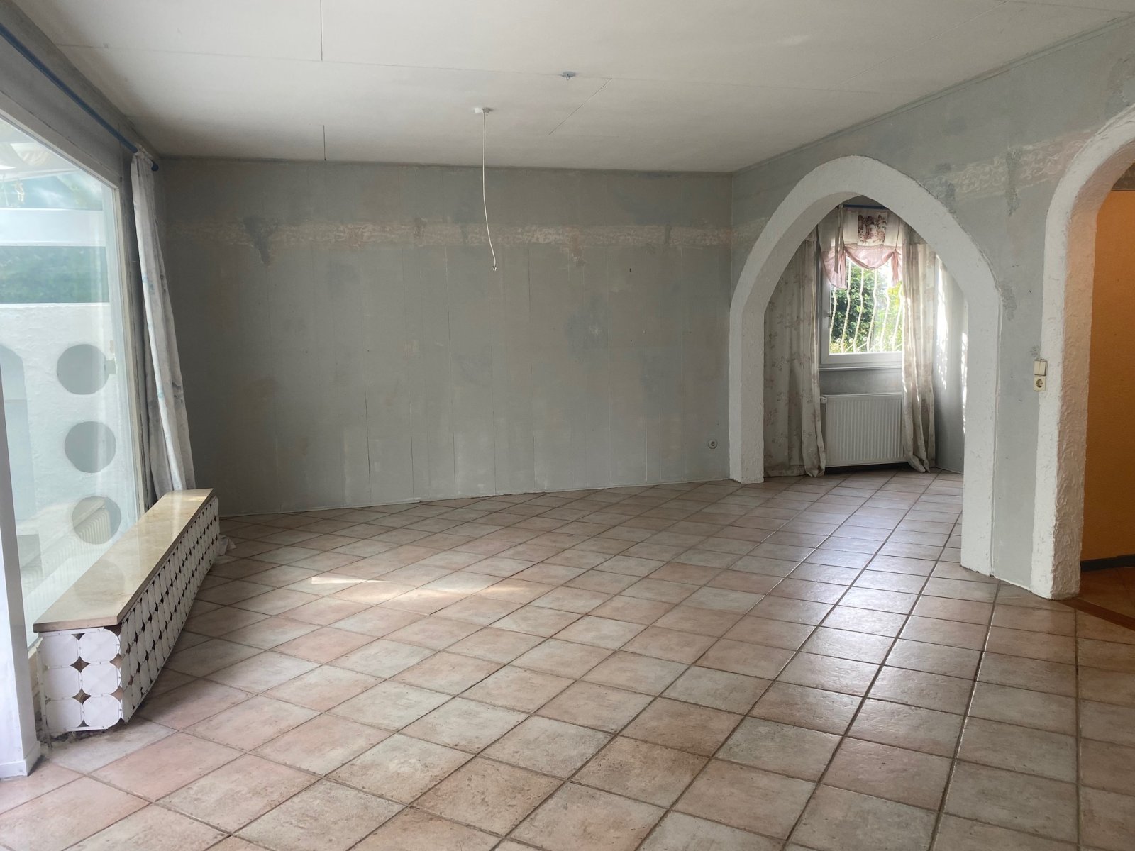 Kaufpreis reduziert / Großes Einfamilienhaus mit Vollkeller, Garage und privatem Grundstück in bester Lage von Seevetal-Hittfeld.