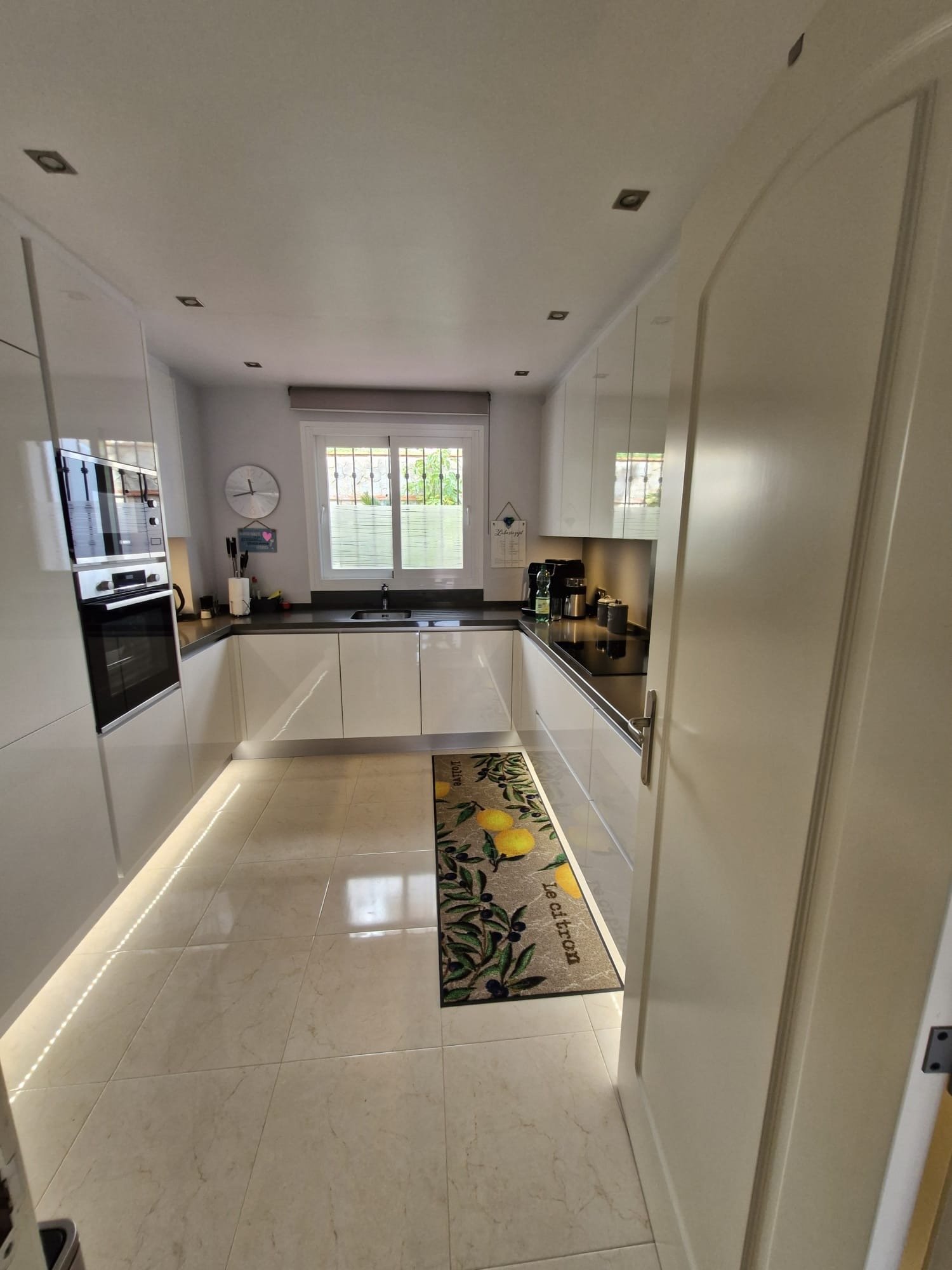 Lichtdurchflutet und stilvoll. Exklusive 159 qm EG - Wohnung - sonnig, modern, perfekt geschnitten.