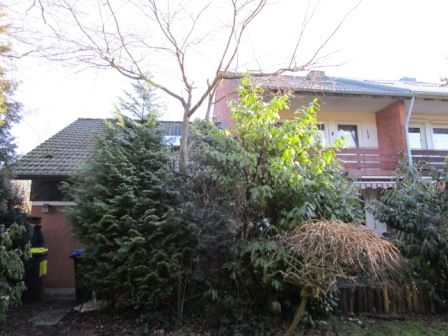End terraced house in Norderstedt with private garden, double garage and guest apartment