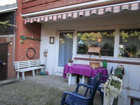 End terraced house in Norderstedt with private garden, double garage and guest apartment