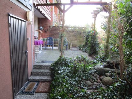 End terraced house in Norderstedt with private garden, double garage and guest apartment