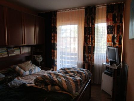 End terraced house in Norderstedt with private garden, double garage and guest apartment