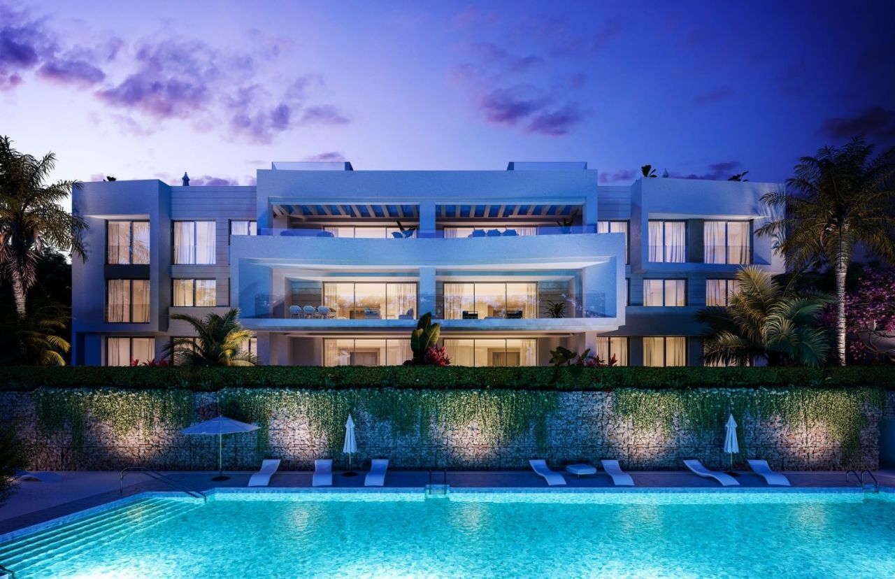 Luxury new construction project in a prime location in Marbella on the Santa Maria Golf golf course with 5 star facilities.
