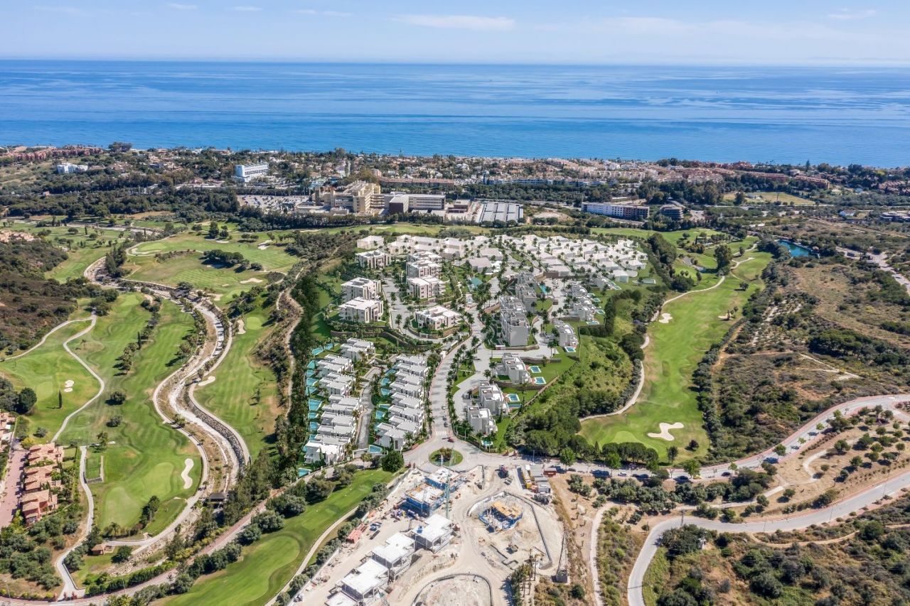 Luxury new construction project in a prime location in Marbella on the Santa Maria Golf golf course with 5 star facilities.