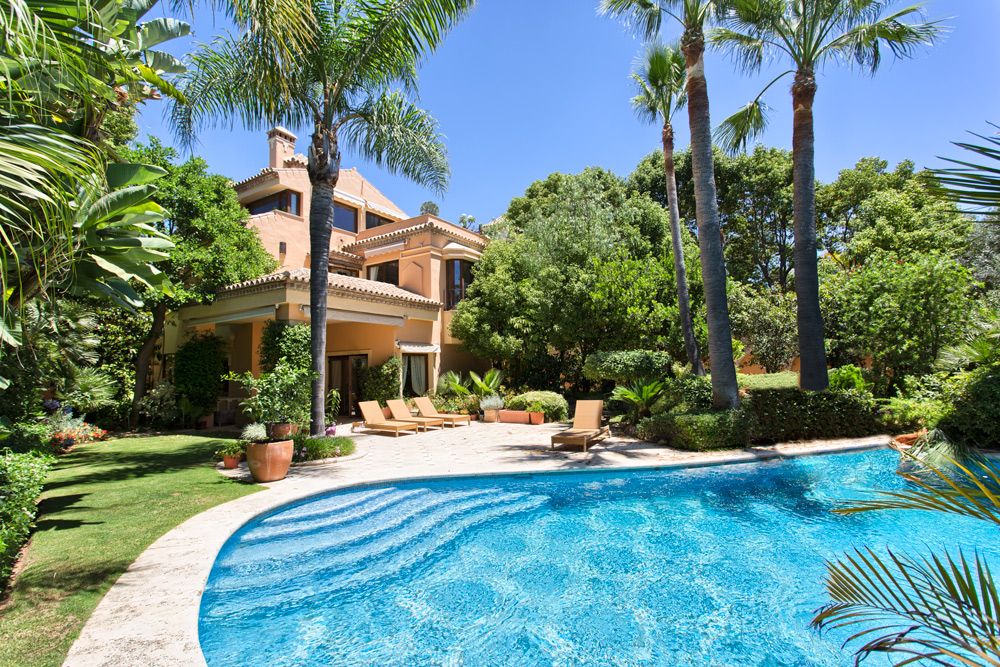 Marbella: Unique / Golden Mile Marbella / Luxury Villa in Altos de Puente Romano. 