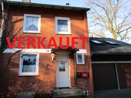 End terraced house in Norderstedt with private garden, double garage and guest apartment
