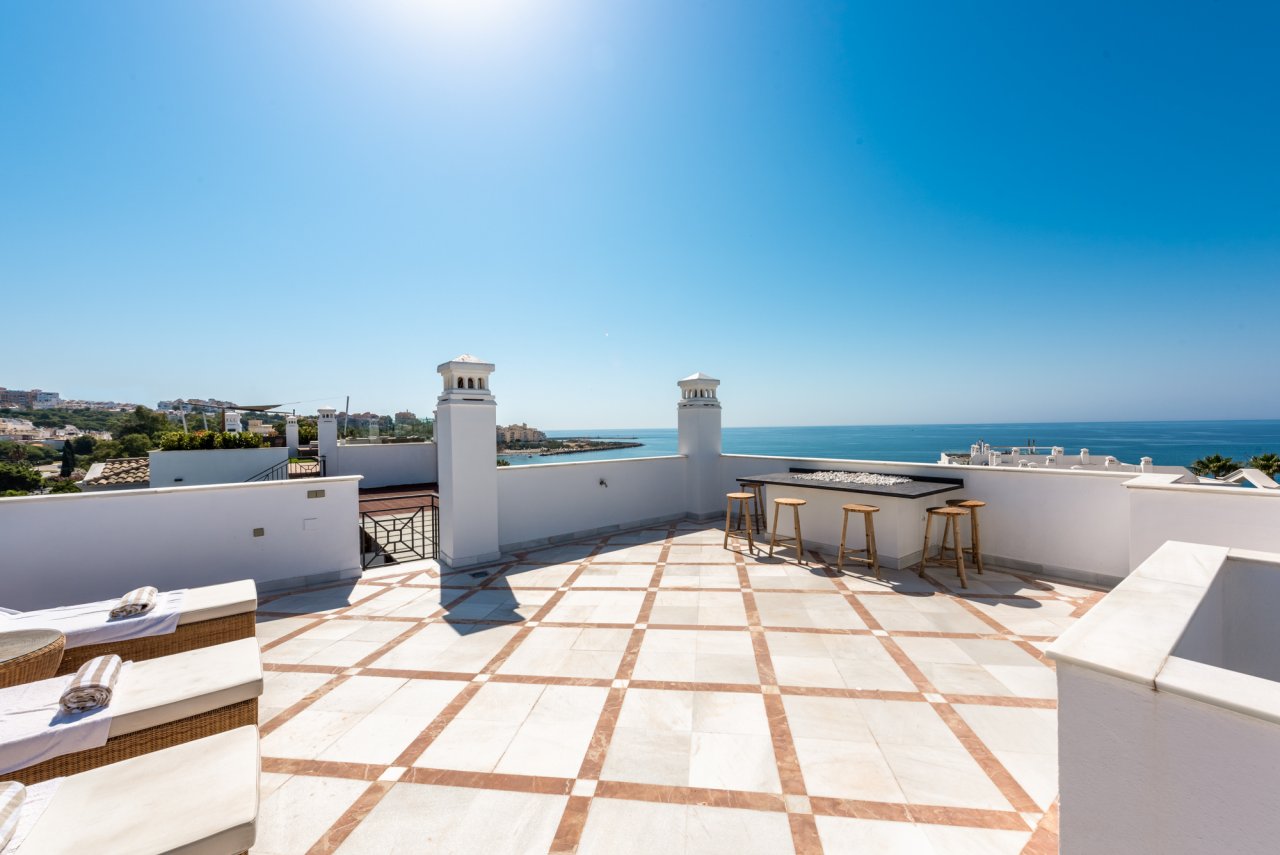 Fabulous penthouse with panoramic views in the most luxurious beachfront urbanisation in Estepona!