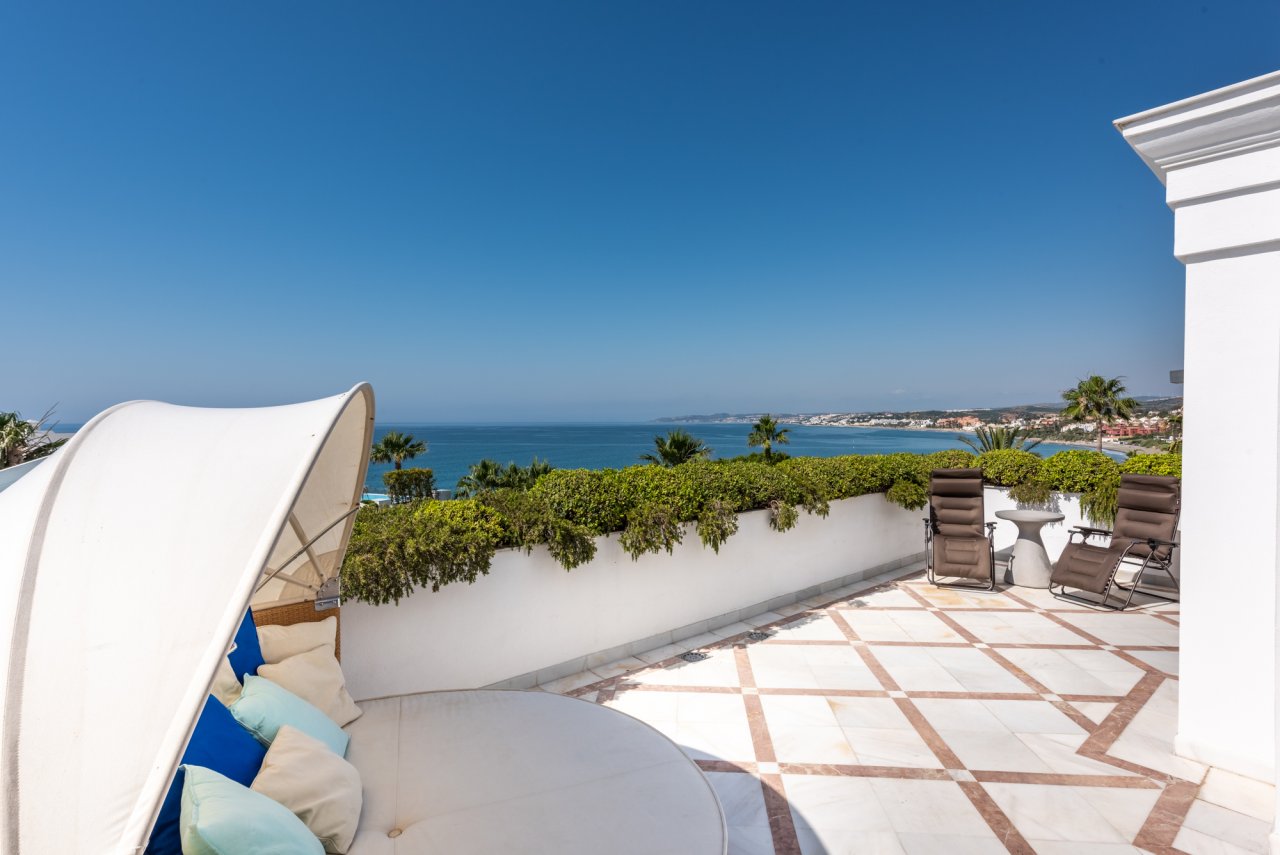 Fabulous penthouse with panoramic views in the most luxurious beachfront urbanisation in Estepona!