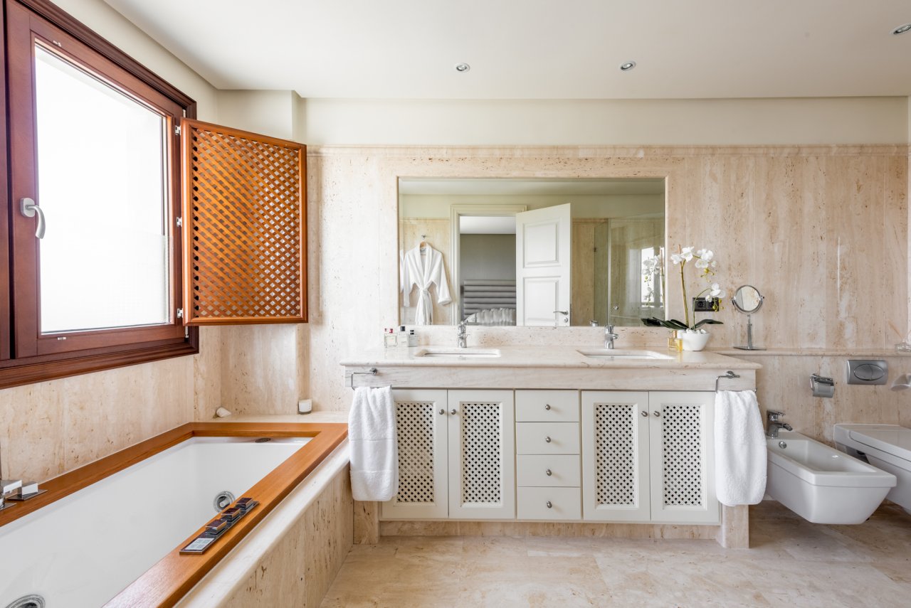 Fabulous penthouse with panoramic views in the most luxurious beachfront urbanisation in Estepona!