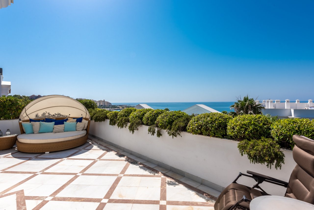 Fabulous penthouse with panoramic views in the most luxurious beachfront urbanisation in Estepona!