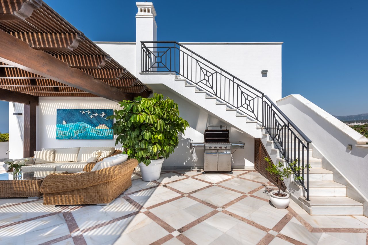 Fabulous penthouse with panoramic views in the most luxurious beachfront urbanisation in Estepona!