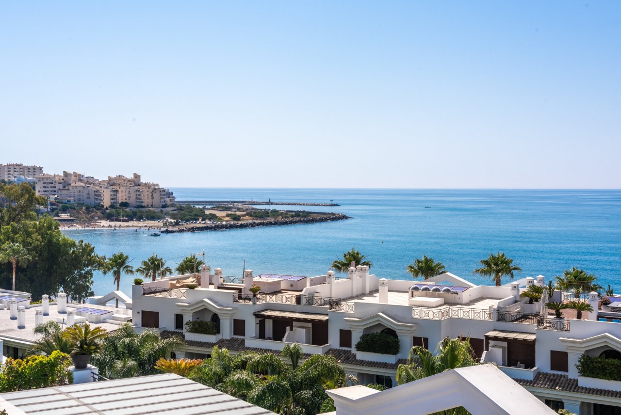 Fabulous penthouse with panoramic views in the most luxurious beachfront urbanisation in Estepona!