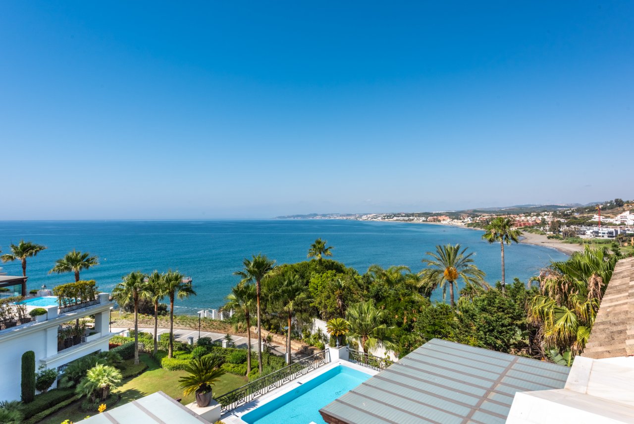 Fabulous penthouse with panoramic views in the most luxurious beachfront urbanisation in Estepona!