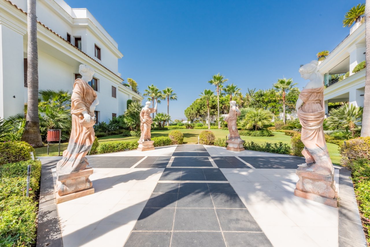 Fabulous penthouse with panoramic views in the most luxurious beachfront urbanisation in Estepona!