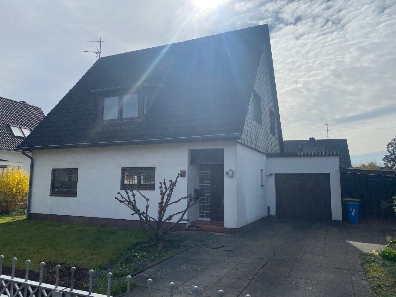 Hausansicht mit Garage und Carport