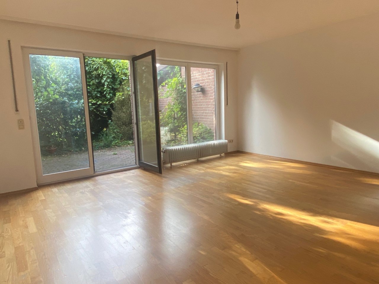 Wohnzimmer mit Ausgang zur Terrasse