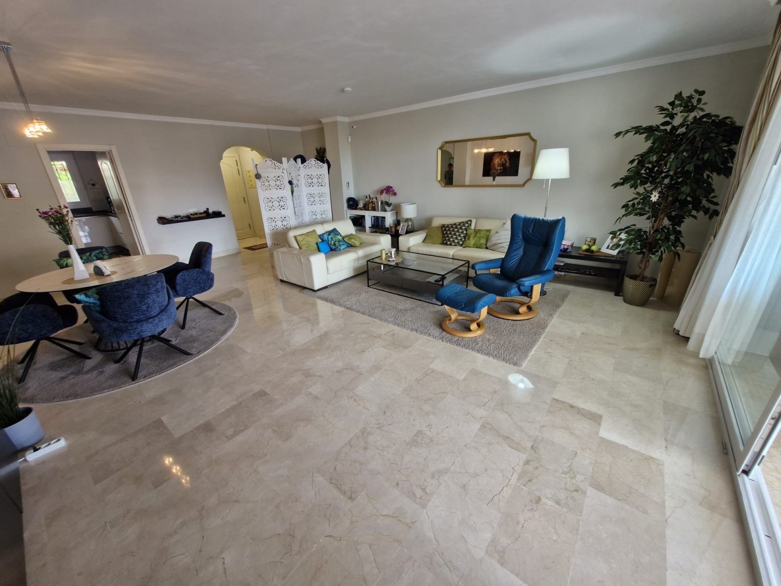 Light-filled and stylish. Exclusive 159 sq m ground floor apartment - sunny, modern, perfectly laid out.