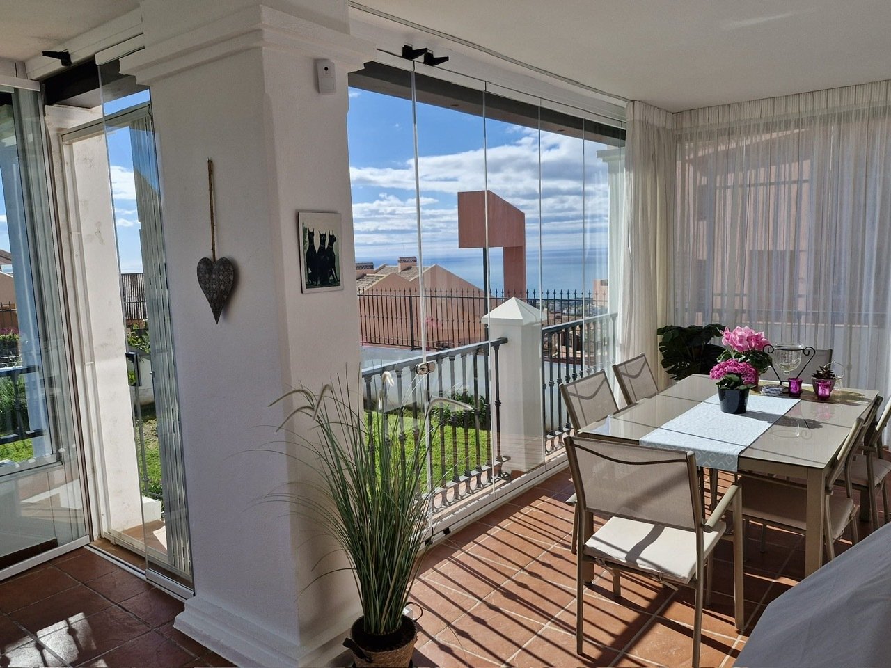 Light-filled and stylish. Exclusive 159 sq m ground floor apartment - sunny, modern, perfectly laid out.