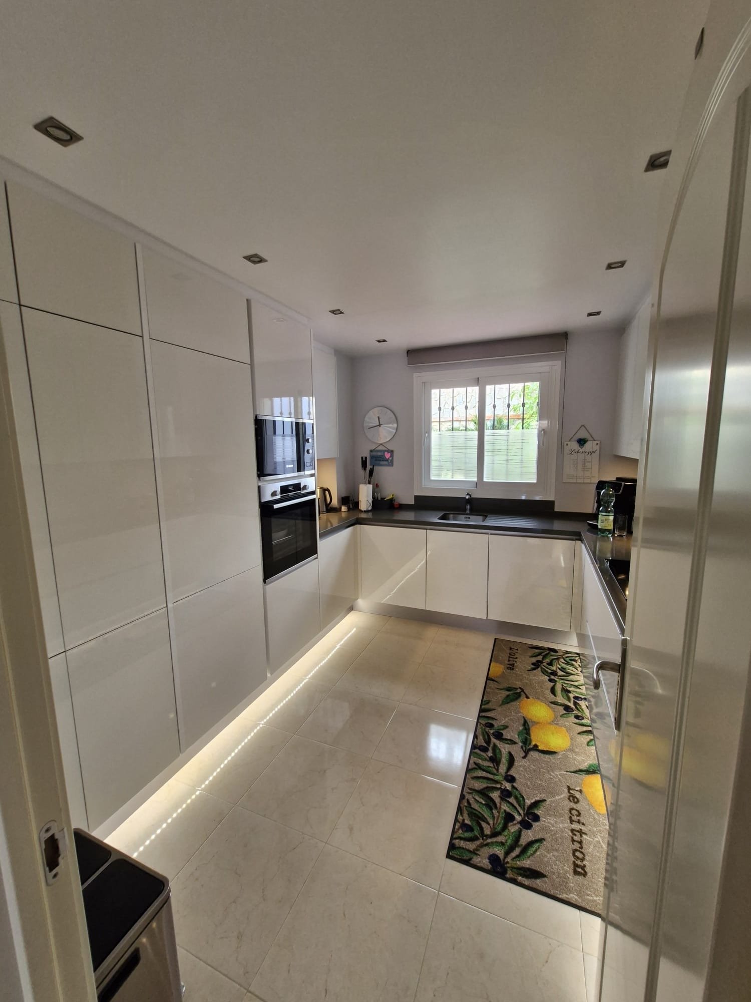 Light-filled and stylish. Exclusive 159 sq m ground floor apartment - sunny, modern, perfectly laid out.