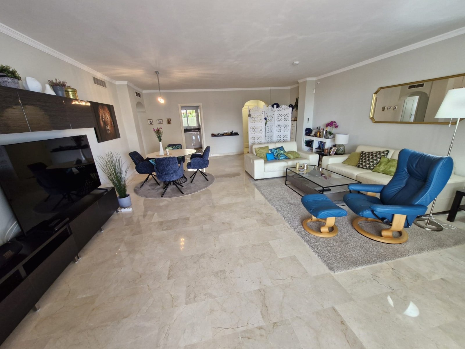 Light-filled and stylish. Exclusive 159 sq m ground floor apartment - sunny, modern, perfectly laid out.